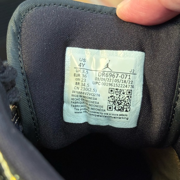 Kid's Black and Gold Air Jordan 1 Mid SE Big Kids 4Y - Picture 7 of 9